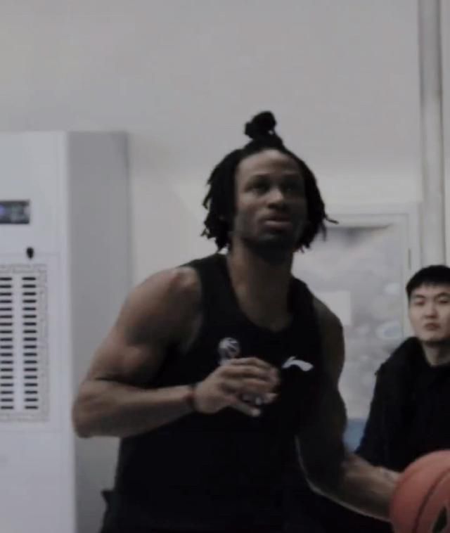 不管这部片子展现给了我怎样样的国平易近性，我始终都能看见冯导欲说还羞的表达，面临如许一段汗青，三百万人的牺牲、二十年的筹办，我没有看到寸寸江山寸寸血的残暴，反却是过尽千帆皆不是的恍惚，我想，这毫不会是一个脾气中人的本意。